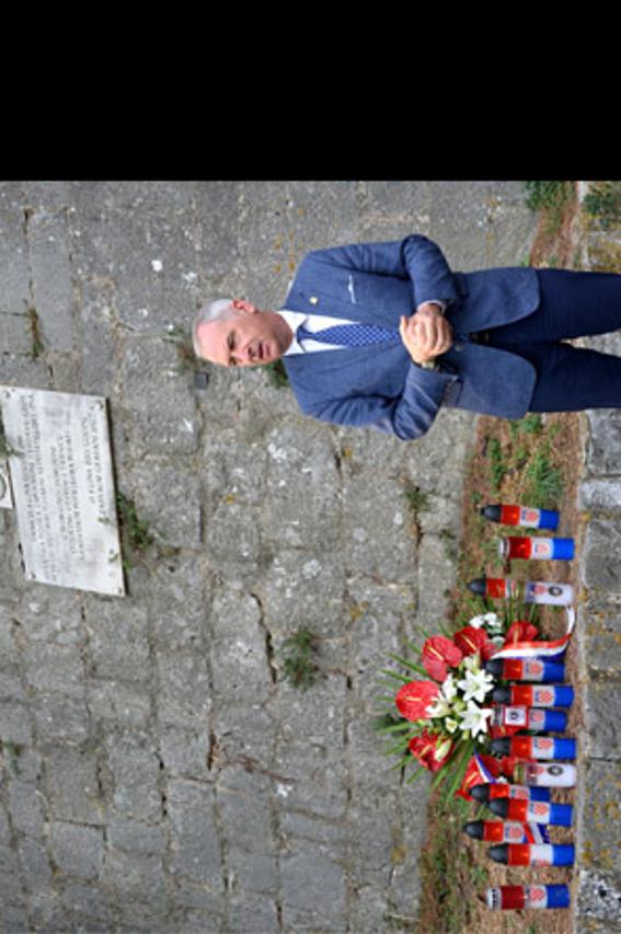 Polaganje cvijeća i svijeća na splitskoj tvrđavi Gripe