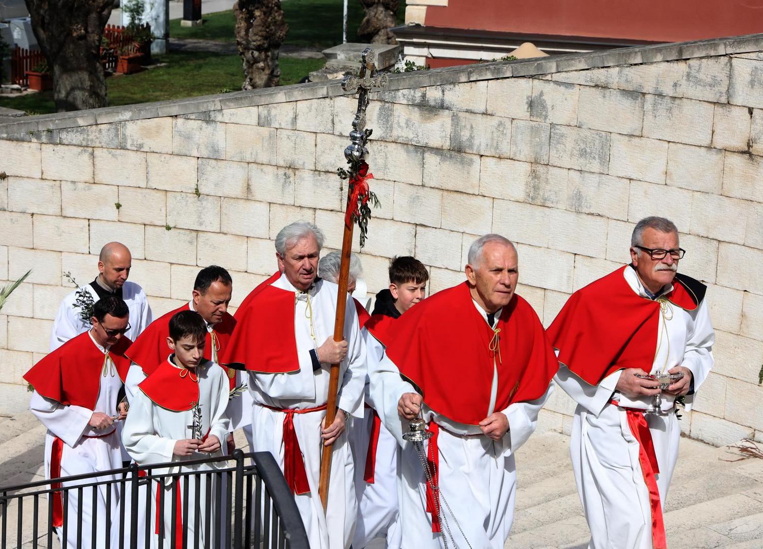 Dan prije uberu se ljubičice, jaglaci ili neko drugo cvijeće te potopi u posudu s vodom. Blagoslovi se i stavi na prozor uz priču djeci da će se u noći u ovome cvijeću i vodi umiti najprije anđeli, a sutradan u Cvjetnom jutru i sva djeca i ostali ukućani.