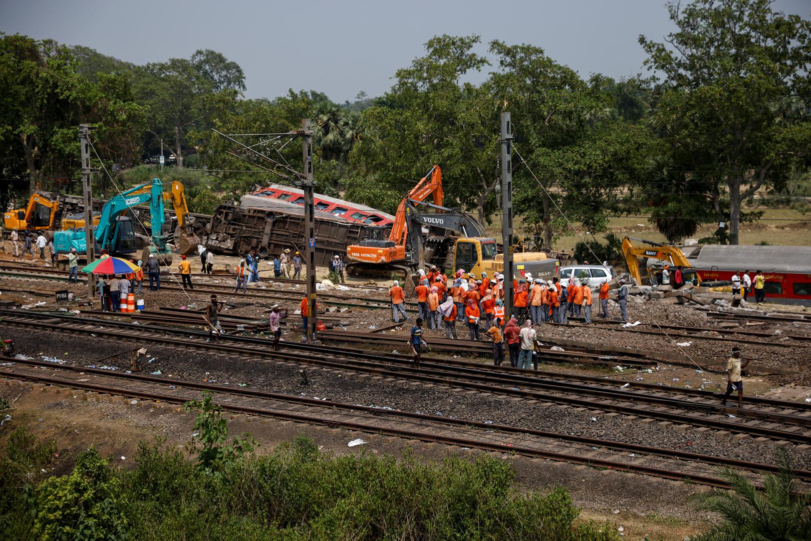 Heavy machinery remove damaged coaches from the railway tracks at the site of a train collision following the accident in Balasore district in the eastern state of Odisha, India, June 4, 2023. REUTERS/Adnan Abidi Photo: ADNAN ABIDI/REUTERS