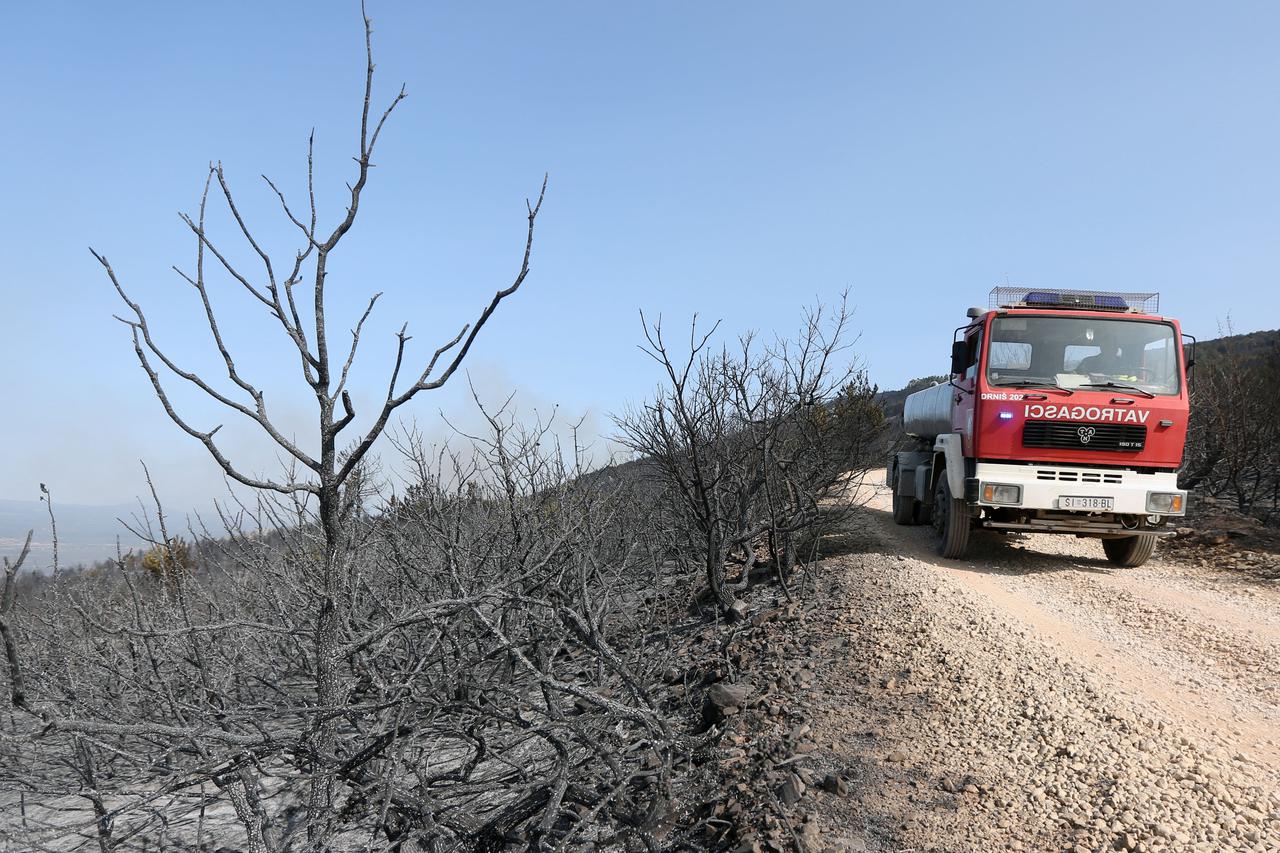 Požar - Lišnjak nadomak Drniša