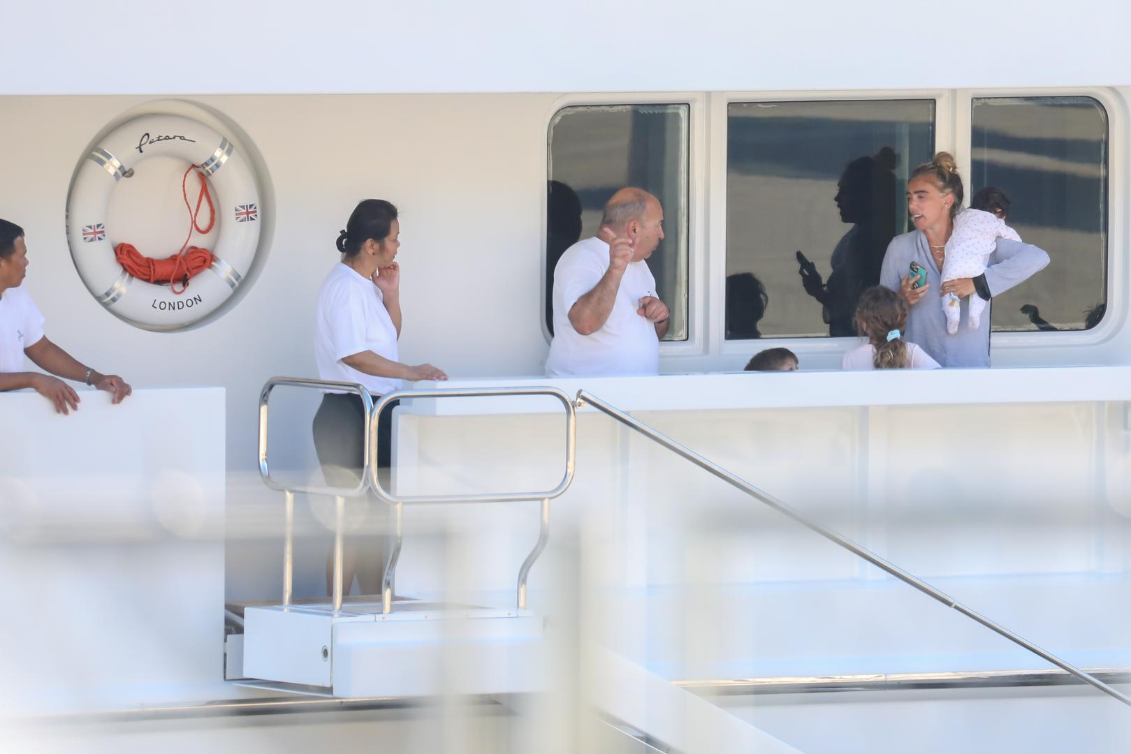 Petra je s bebom u naručju snimljena na jahti koja je trenutačno vezana unutar carinske zone u Dubrovniku. Da je rodila prije nekoliko tjedana, otkrio je njezin partner Sam Palmer i mnoge iznenadio tom informacijom. 