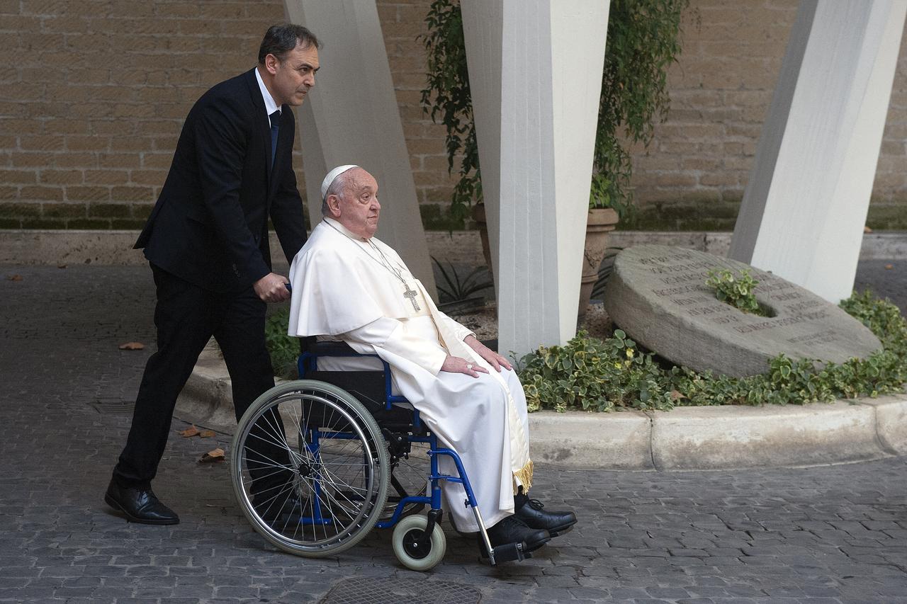 Papa Franjo dobio prvi električni 'papamobil'