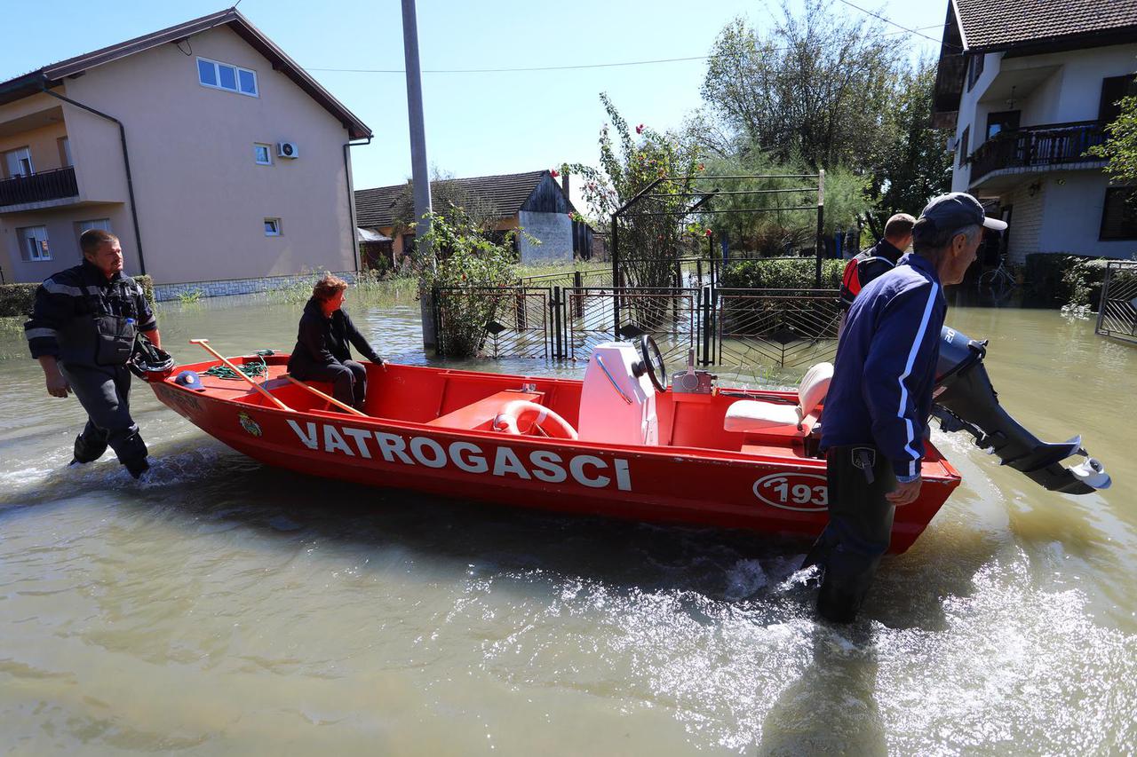 Mještanima u poplavljenim Brodarcima u pomoć stigli vatrogasci s čamcem