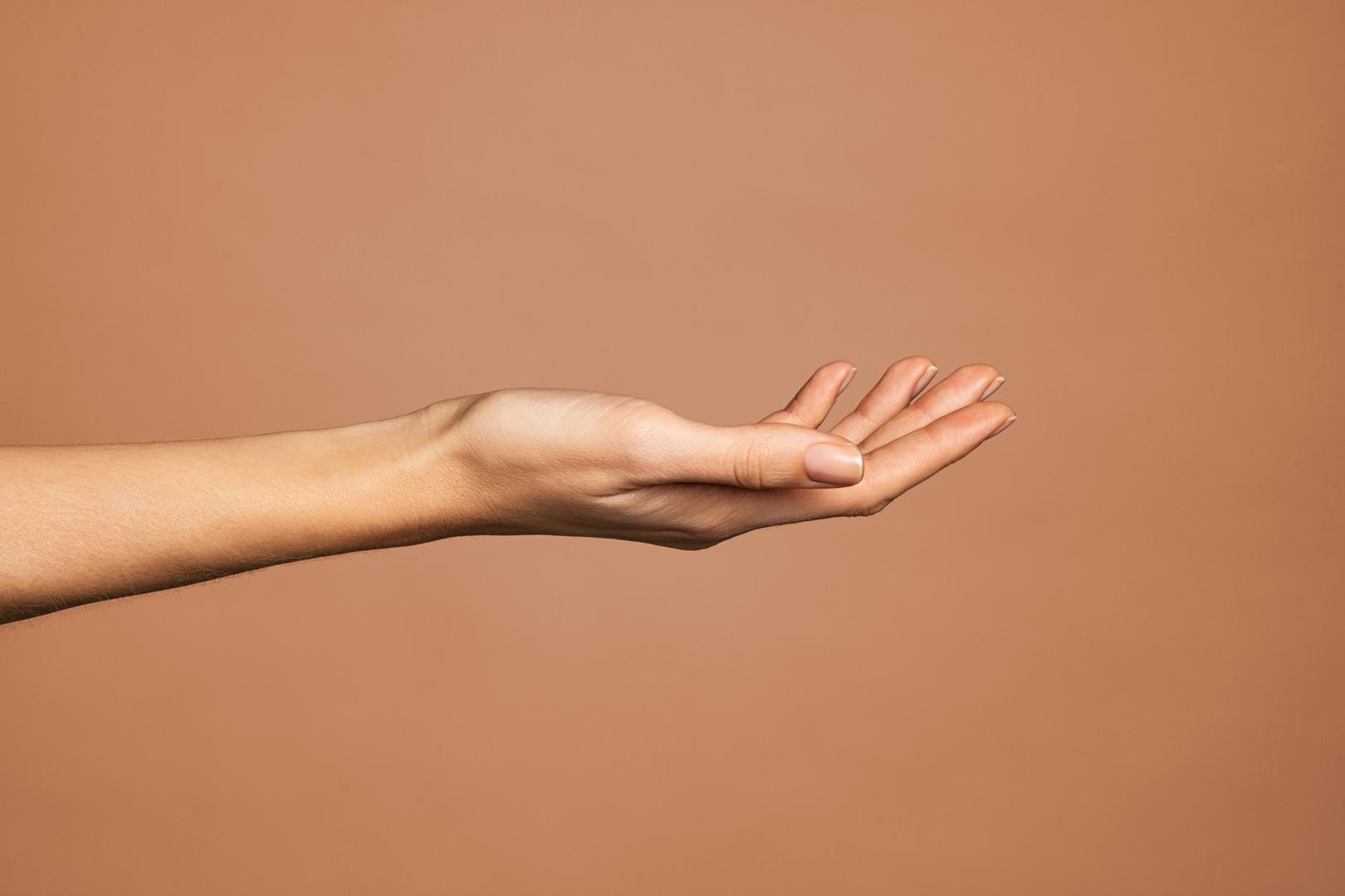 U prstima nema mišića: Naši prsti rade bezbroj važnih stvari tijekom dana, od pisanja do otvaranja vrata. Ali nemojte pripisivati ​​te podvige snage svojim prstima. Svaki pokret koji se dogodi u našim prstima je zbog tetiva i kostiju, uz veliku pomoć mišića na dlanovima i na dnu svakog prsta.