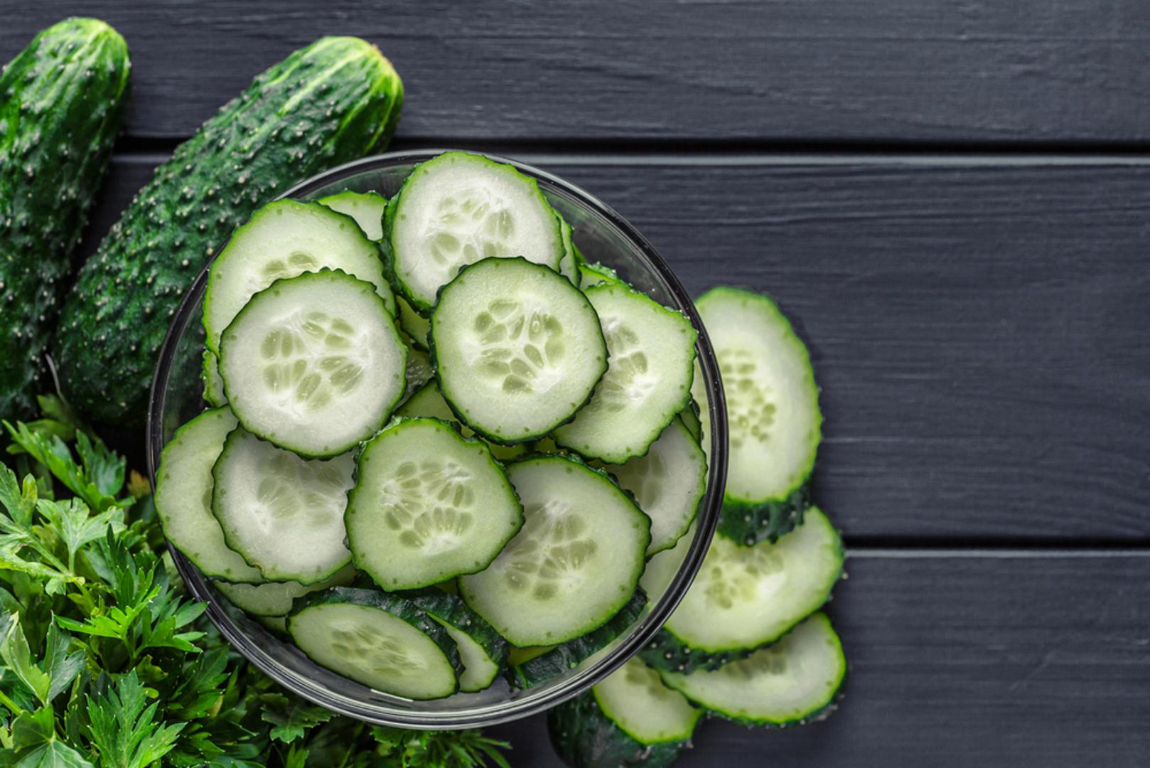 Krastavci i zelena salata: Ovo su namirnice s puno vode i malo kalorija pa su odlične kad želite 'volumen' na tanjuru. Same po sebi nisu čudo za sitost, ali uz izvor proteina, kao što su jaja, jogurt ili tuna, postaju savršen lagani obrok. Trik je u preljevima: što jednostavnije, to bolje.