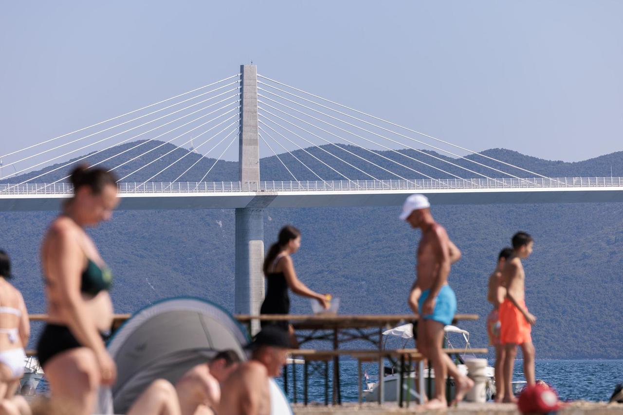 Komarna: Uživanje na plaži s pogledom na Pelješki most