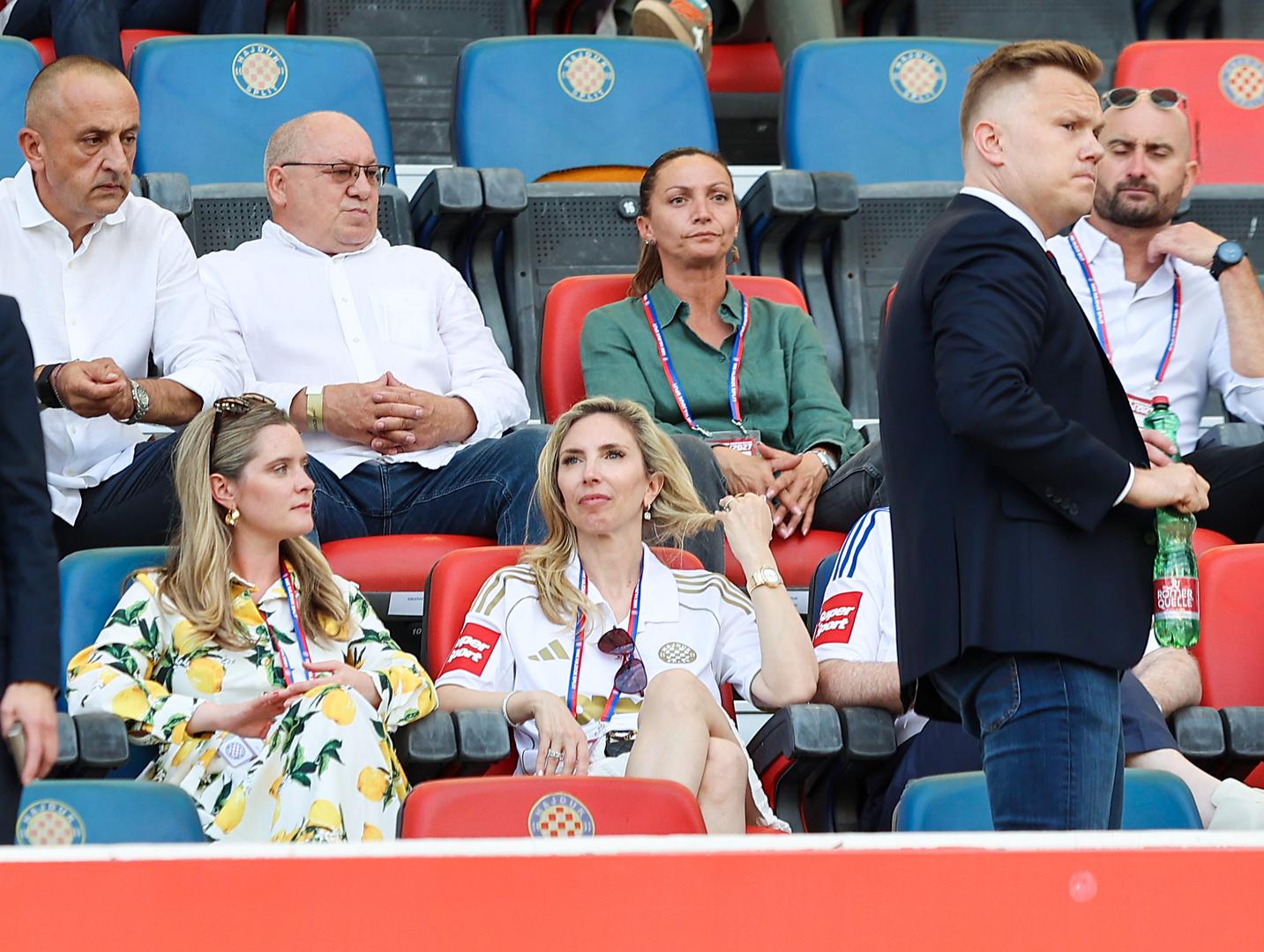Uz sportske djelatnike i javne osobe, posebnu je pozornost privukla američka veleposlanica u Hrvatskoj Nicole McGraw, koja je na utakmicu stigla odjevena u bijeli Hajdukov dres.