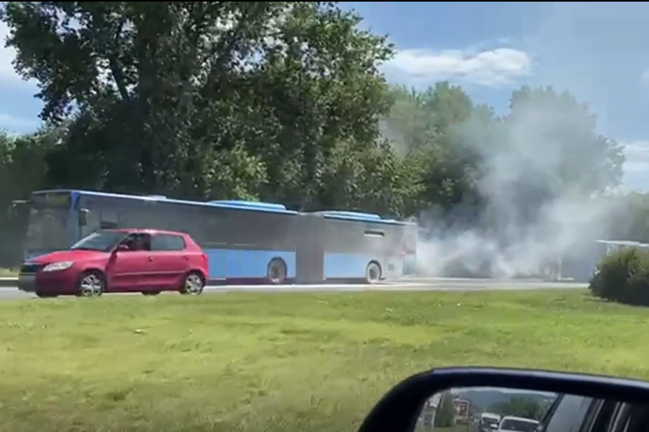 Autobus se zapalio kod MSU: Putnici izašli iz vozila, a gusti dim širio se Avenijom