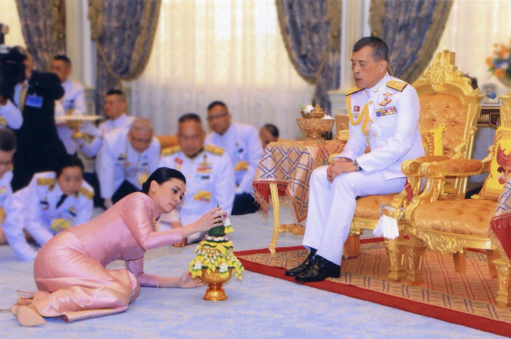 Snimka s vjenčanja je prikazan na tajlandskoj televiziji, a na vjenčanju je bila obitelj i brojni savjetnici.  