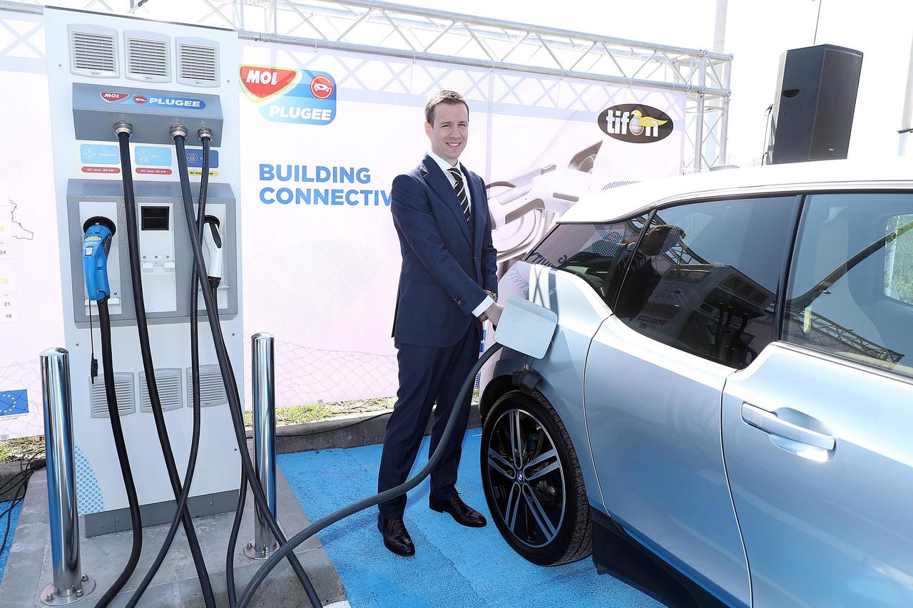 MOL prvi na hrvatskim autocestama ponudio brze punjače za električna vozila