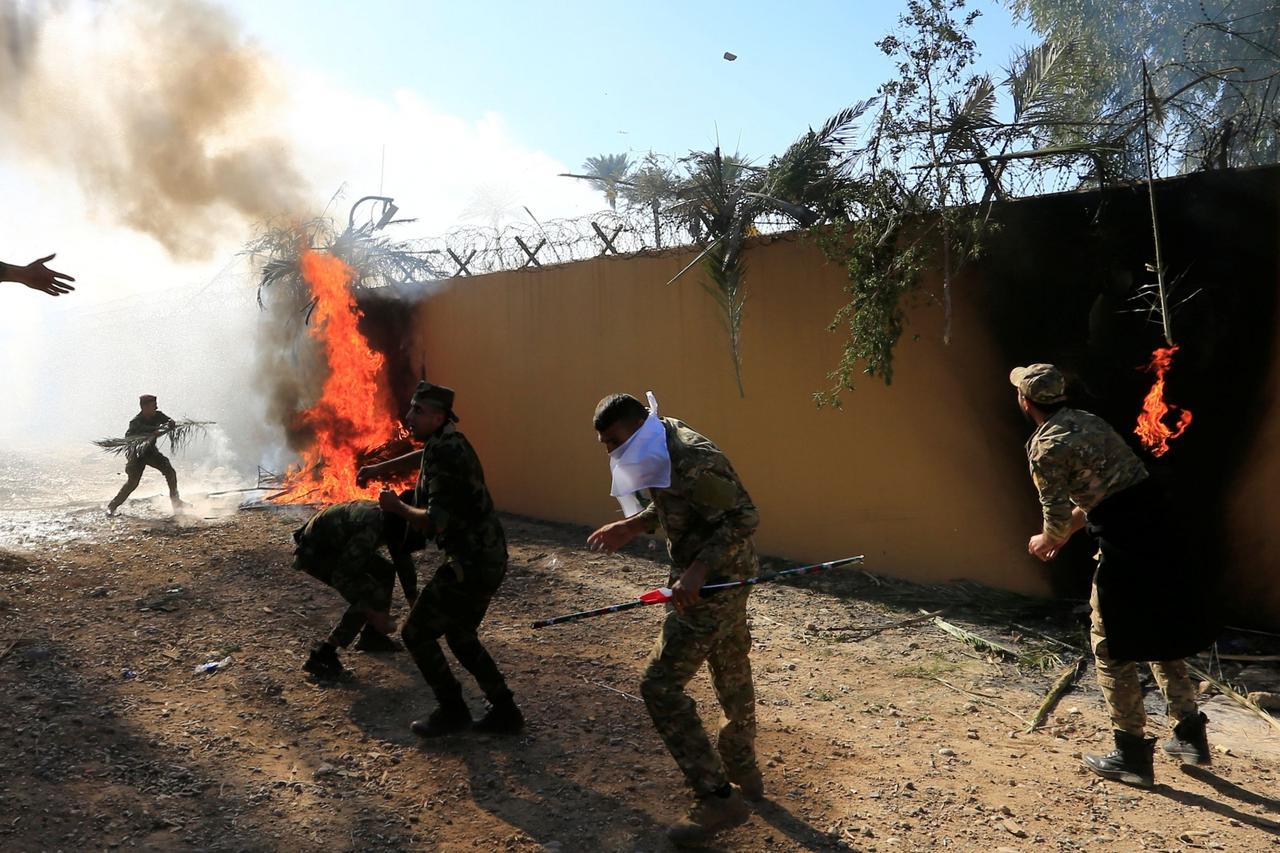 Tisuće prosvjednika bacalo je kamenje i zapalilo stražarsko mjesto pred zgradom američkog veleposlanstva u Bagdadu