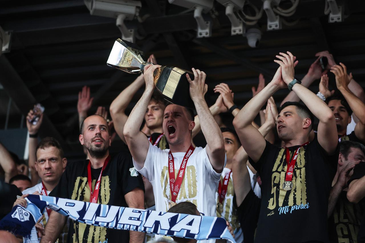 Igrači HNK Rijeka, prvaci Hrvatske, podigli su svoj pehar