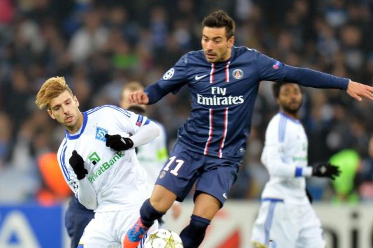 'Miguel Veloso ( L ) of  FC Dynamo Kiev  fights for a ball with Ezequiel Lavezzi of Paris Saint-Germain FC during UEFA Champions League, Group A, football match in Kiev on November 21, 2012. AFP PHOTO