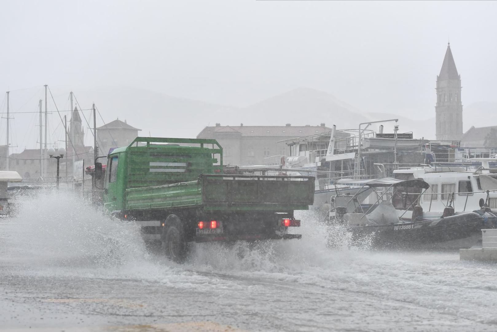Snažno nevrijeme pogodilo je Dalmaciju u četvrtak poslijepodne.