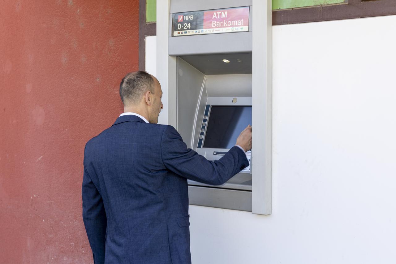 Lički Osik: Župan Petry svečano otvorio bankomat