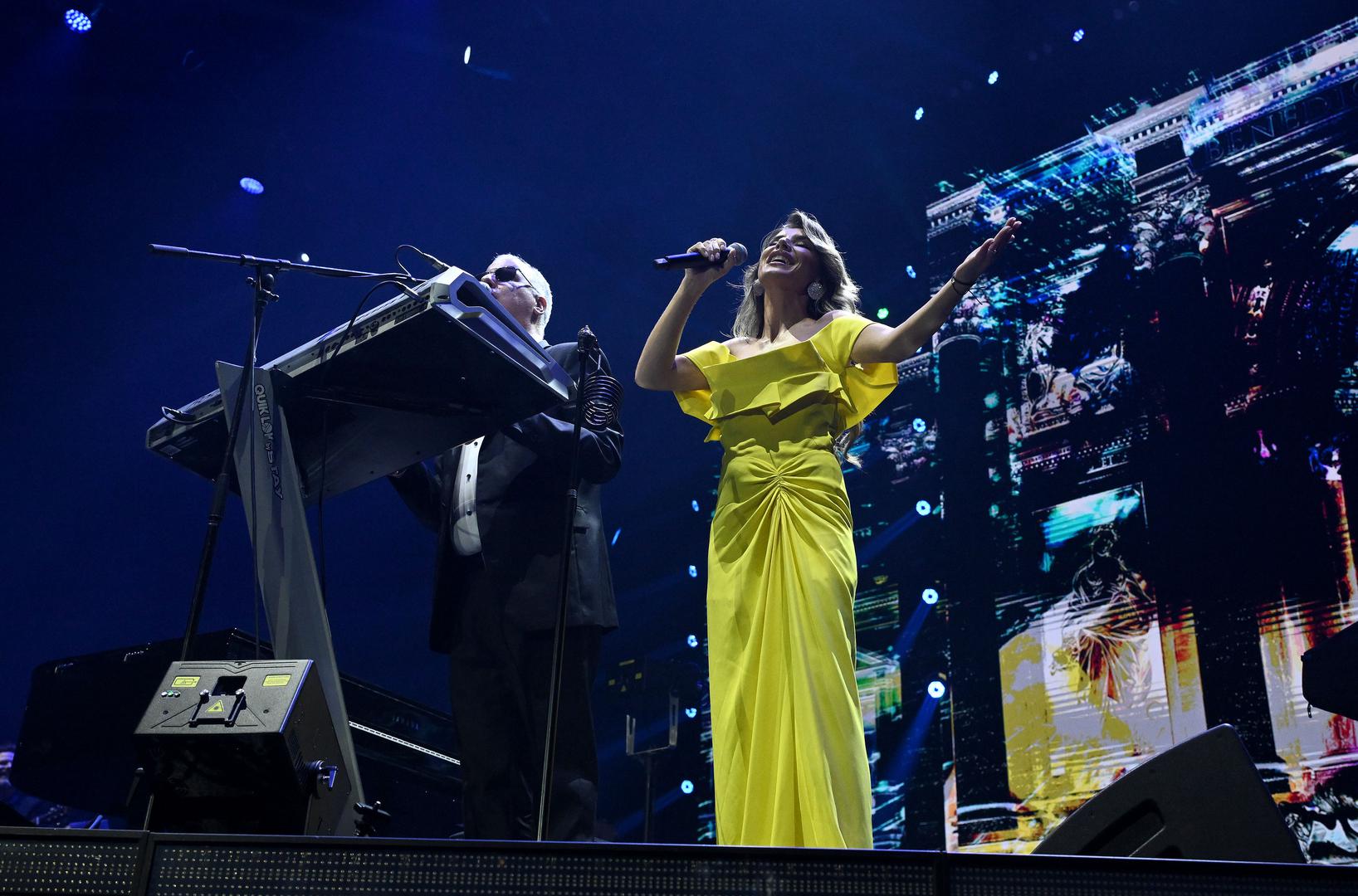 "Meni je Bog dao vas i zato sam najsretniji čovjek. Zagrebačka publika je najbolja na svijetu. Uvijek mislim da ne može bolje, ali svaki put se iznenadim. Ovo je kraj samo za večeras, uvijek i zauvijek mi smo tek na početku. Volim vas puno, živi mi bili", zaključio je emotivno