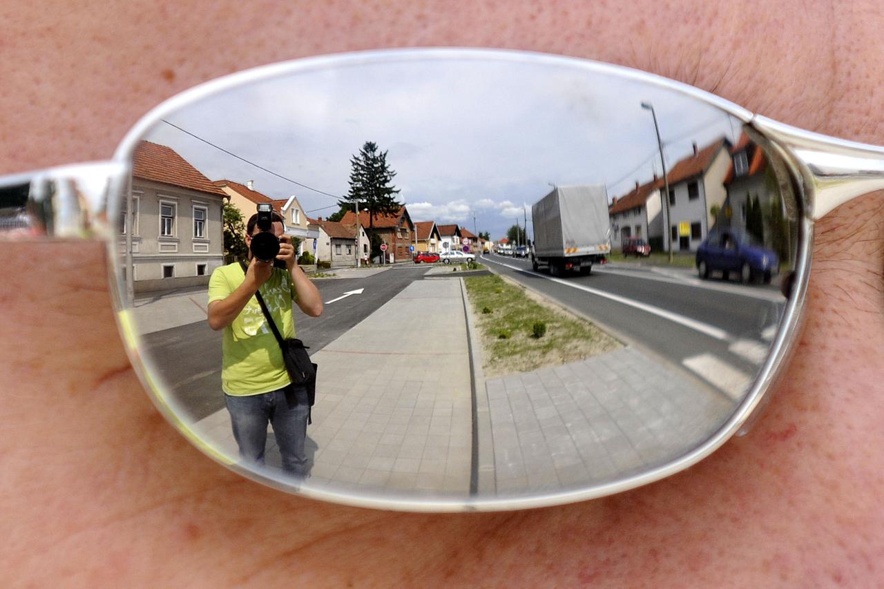 17.06.2011., Nedelisce - Odraz fotoreportera PIXSELL-a i ulice u suncanim naocalama. Photo: Vjeran Zganec-Rogulja/PIXSELL