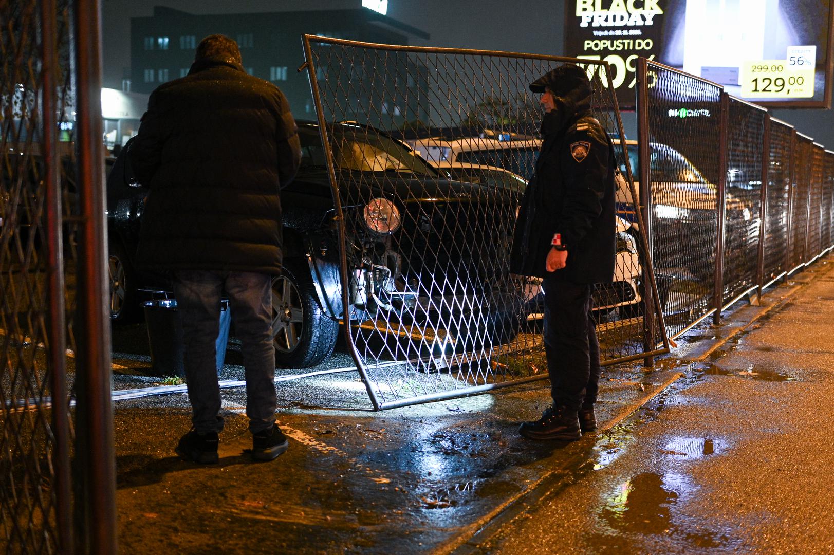 Automobil je u utorak predvečer na zagrebačkoj Maksimirskoj cesti sletio s ceste i zabio se u ogradu trgovine automobilima