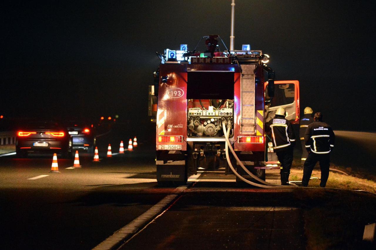 Na autocesti Bregana-Lipovac prevrnula se cisterna i zapalila