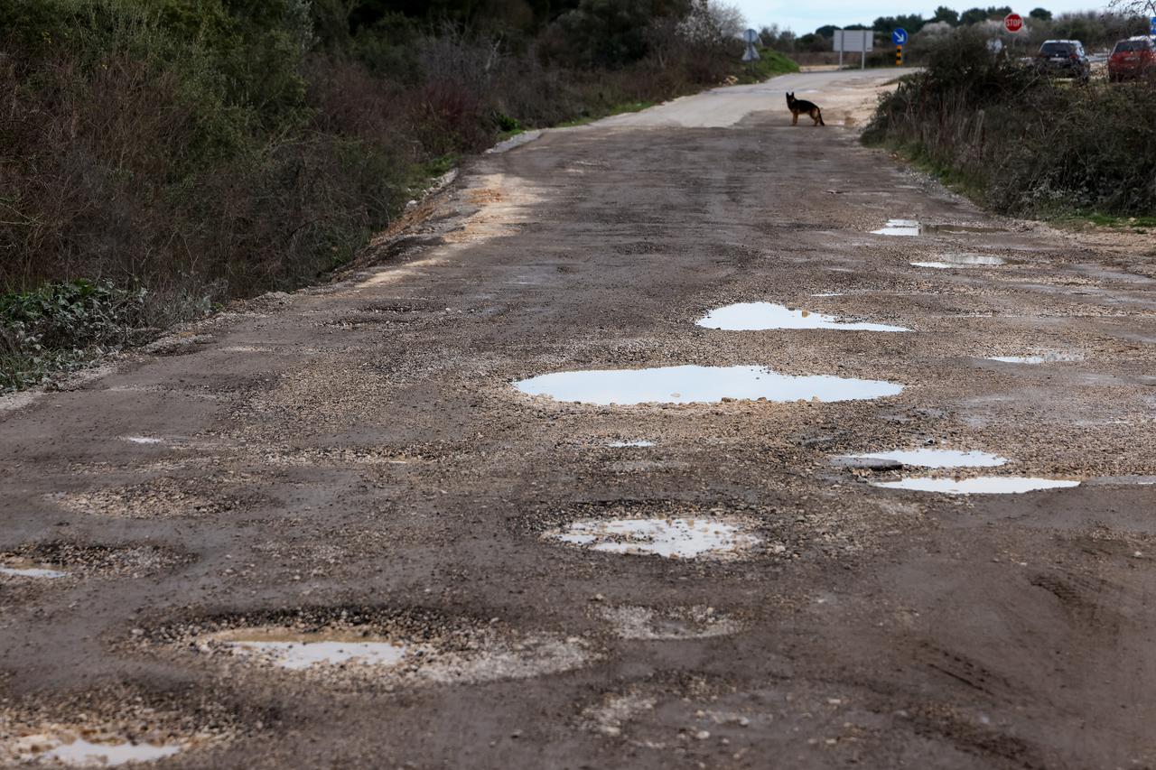 Crno: Cesta između Crnog i Babinduba puna je rupa