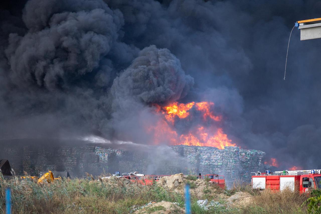 I dalje velika vatra u tvornici "Drava international" u Osijeku