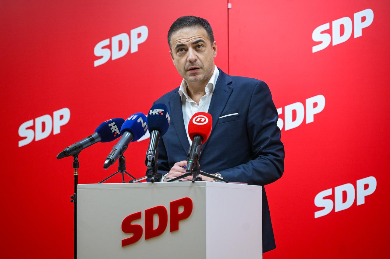 Zagreb: Glasnogovornik SDP-a, Adrian De Vrgna, dao je izjavu za medije nakon sjednice stranke