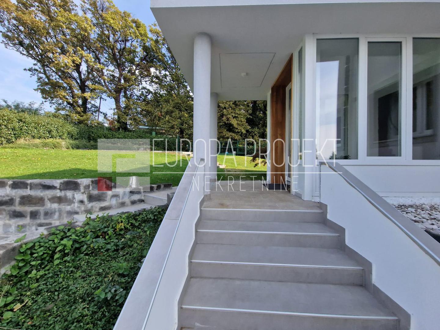 Kuća se sastoji od tri etaže - suterena (89,39 četvornih metara), prizemlja (123,87 četvornih metara) i prvog kata (96,23 četvornih metara).

