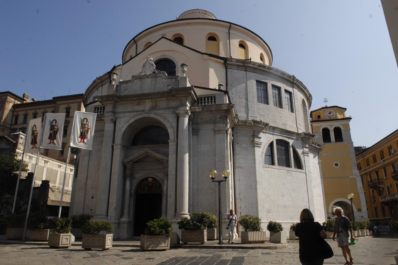 08.07.2011. Rijeka - Turisticka ponuda grada i okolice. Turisti cesto obilaze katedralu Svetog Vida. Photo: Goran Kovacic/PIXSELL
