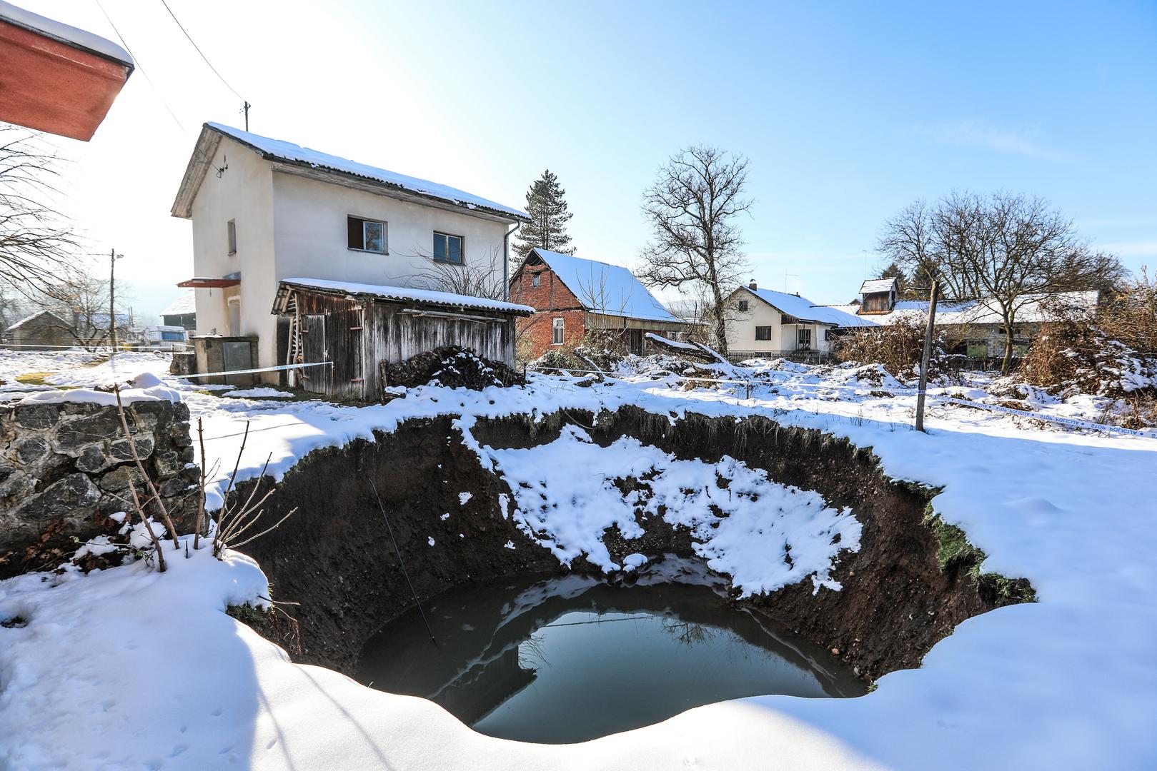 02.02.2021., Petrinja - Na podrucju sela Mecencani u potresom tesko pogodjenoj Sisacko-moslavackoj zupaniji pojavile su se rupe koje predstavljaju opasnost za tamosnje stanovnistvo. U zadnjih dvadeset i cetri sata pojavile su nove pukotine i rupe tako da ih je do sada preko sedamdeset. Najveca rupa  u promjeru ima preko 25 metara, koja zabrinjava i Iliju Blatincica mjestanina Mecencana cija je kuca u neposrednoj blizini. Photo: Robert Anic/PIXSELL