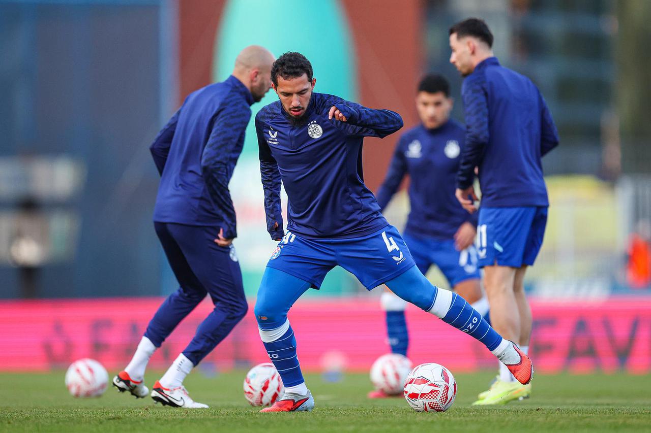 Zagrijavanje nogometaša Dinama i Osijeka uoči početka utakmice 10. kola SuperSport HNL-a