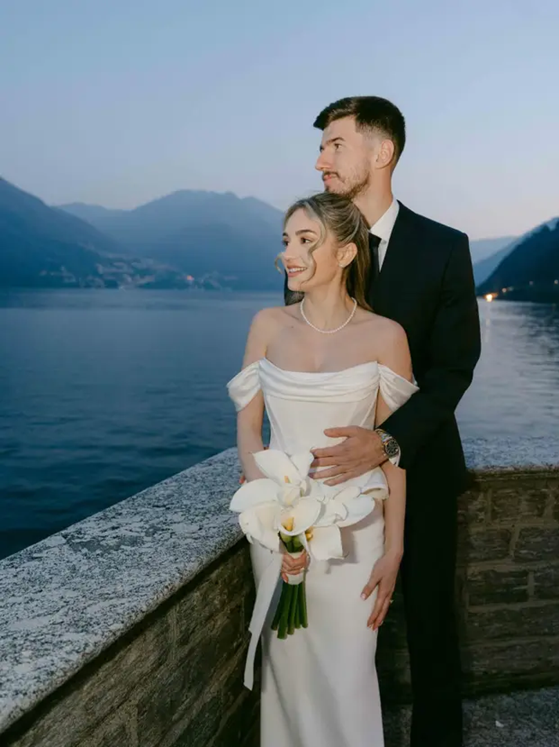 Hrvatski reprezentativac Petar Sučić u srijedu se na obali jezera Como u privatnoj ceremoniji 
vjenčao s djevojkom Mateom Rak. 