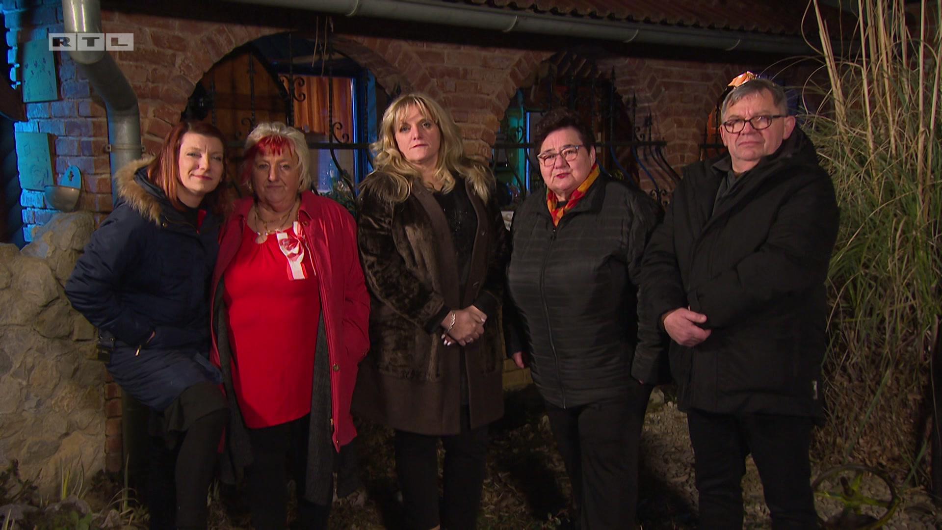 Ekipa se odmah po dolasku smjestila za stol, a domaćica je rekla gostima da si sami natoče aperitiv koji žele što joj gosti nisu zamjerili. Đurđica je pripremila ekipi poklone, crvene mašne za Biserku i Ivanu, za Danicu crveno bijelu mašnu i za Ivana crvenu kravatu.