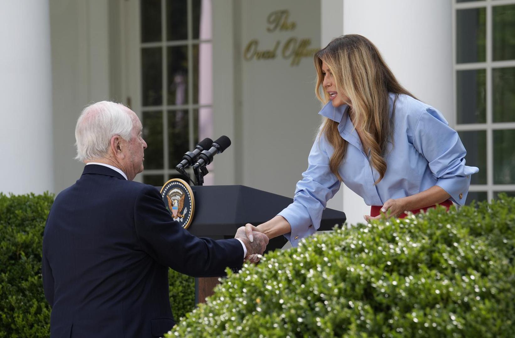 No prije nego što je uopće stigla do govornice, pozornost je privukao njezin dolazak. Donald i Melania hodali su držeći se za ruke, a predsjednik ju je potom potapšao po leđima prije nego što je ona krenula prema podiju. 