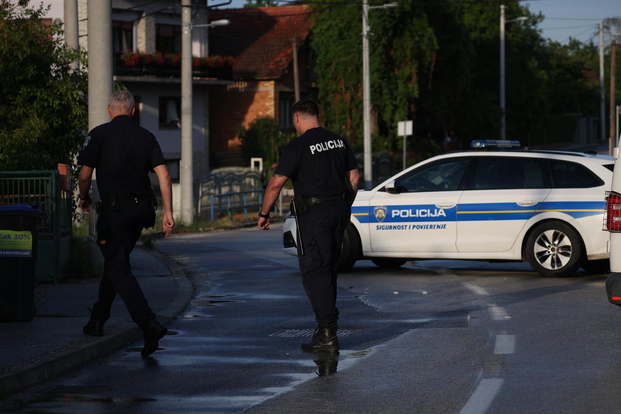 U mjestu Donji Dragonožec muškarac se zatvorio u kuću s puškom 