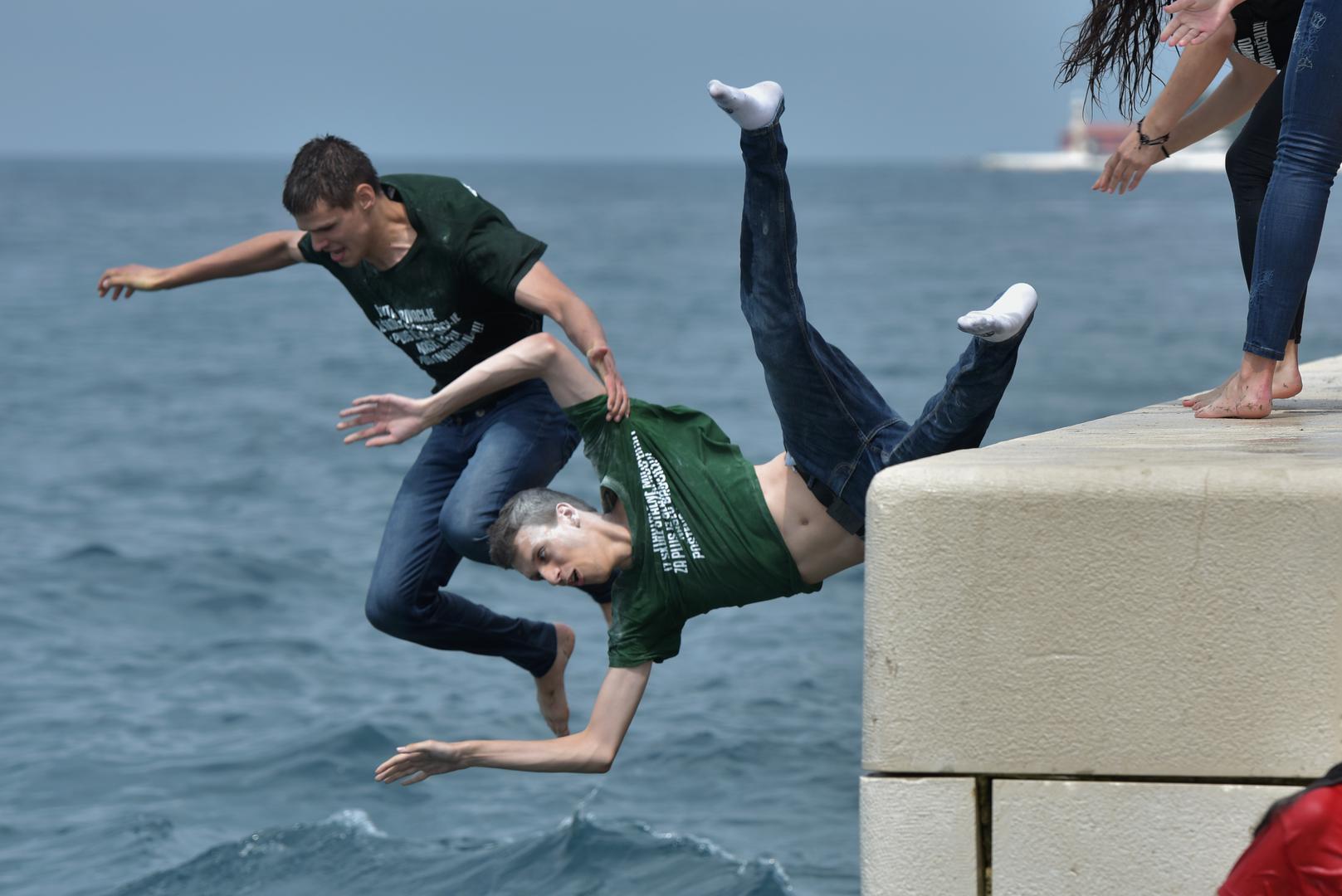 Završetak srednjoškolskog obrazovanja zadarski maturanti tradicionalno su proslavili skakanjem u more s rive.