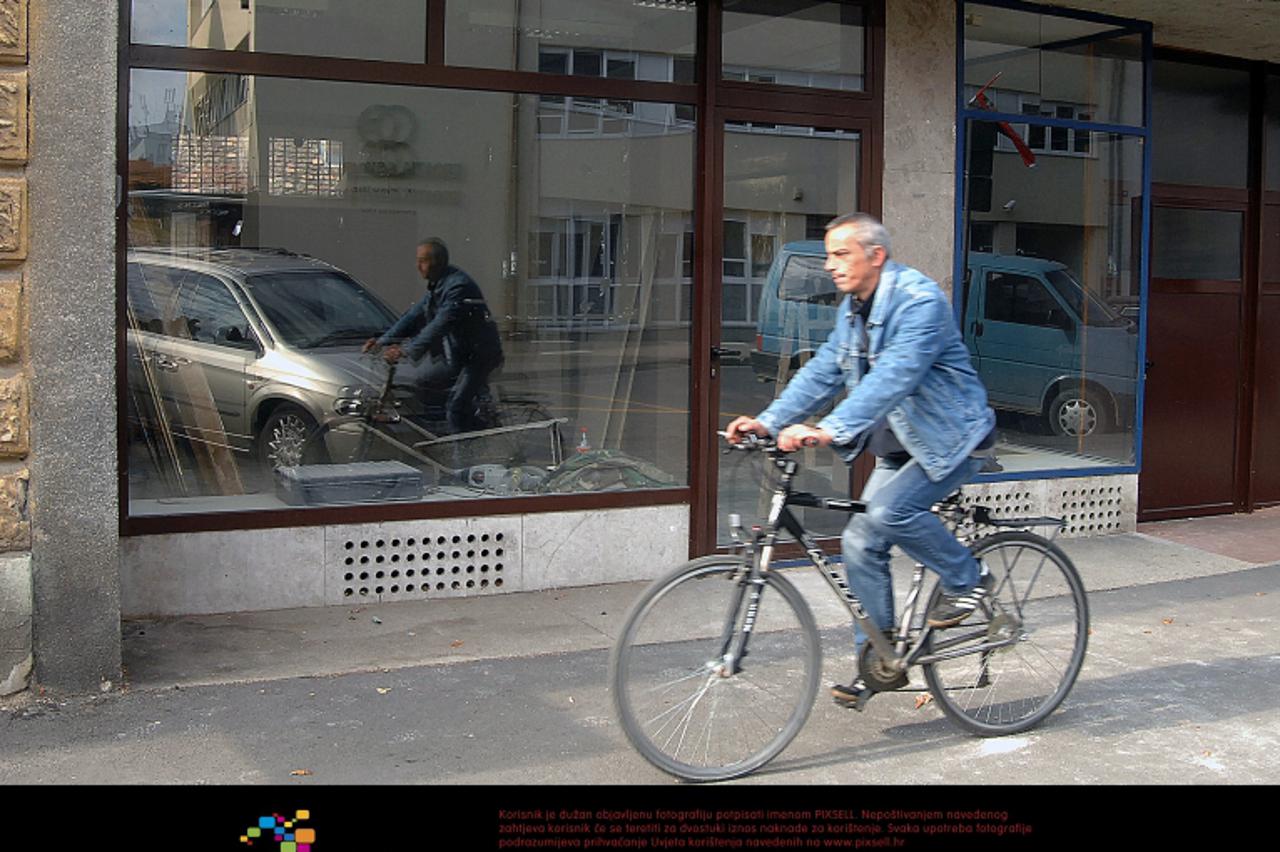 \'19.10.2011., Sisak - Brojni poslovni prostori u vlasnistvu Grada Siska prodani su starim vlasnicima, no jos uvijek ima praznih lprostora koji cekaju nove vlasnike. Photo:Nikola Cutuk/PIXSELL\'