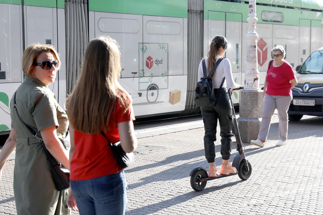 Zagreb: Mnogi vozači električnih romobila još uvijek ne nose kacige