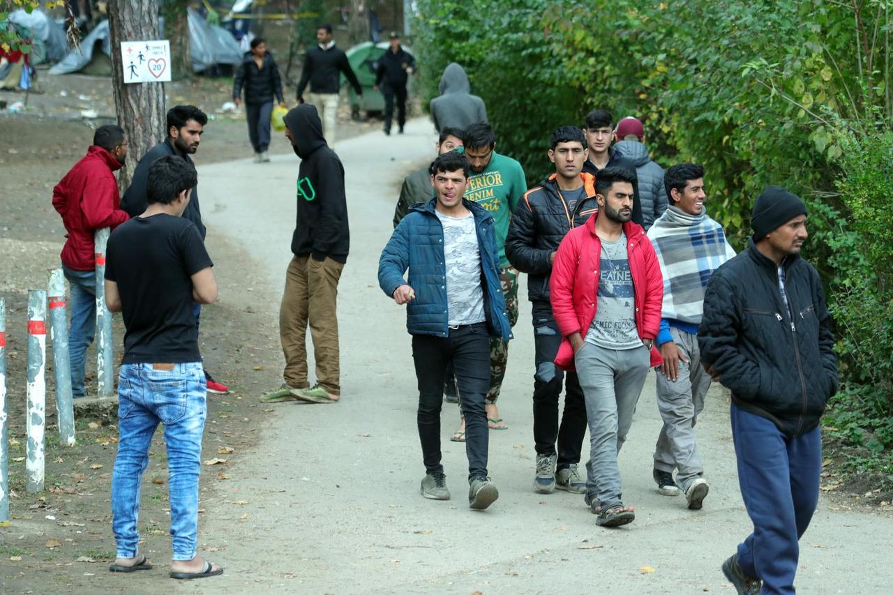 Dio migranata autobusom prevezen u prihvatni centar Bira