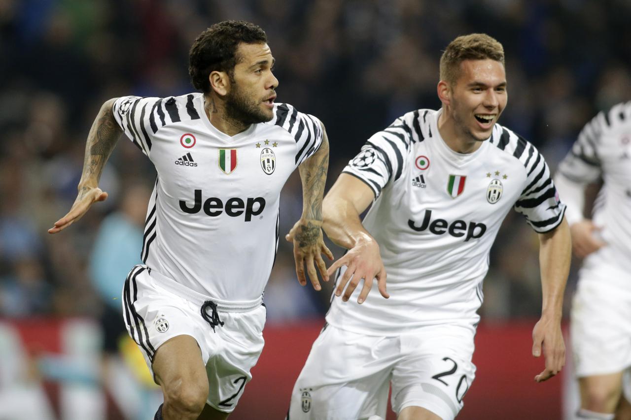 Juventus' Dani Alves celebrates scoring their second goal with Marko Pjaca Soccer Football - FC Porto v Juventus - UEFA Champions League Round of 16 First Leg - Dragao Stadium, Porto, Portugal - 22/2/17 Juventus' Dani Alves celebrates scoring their second