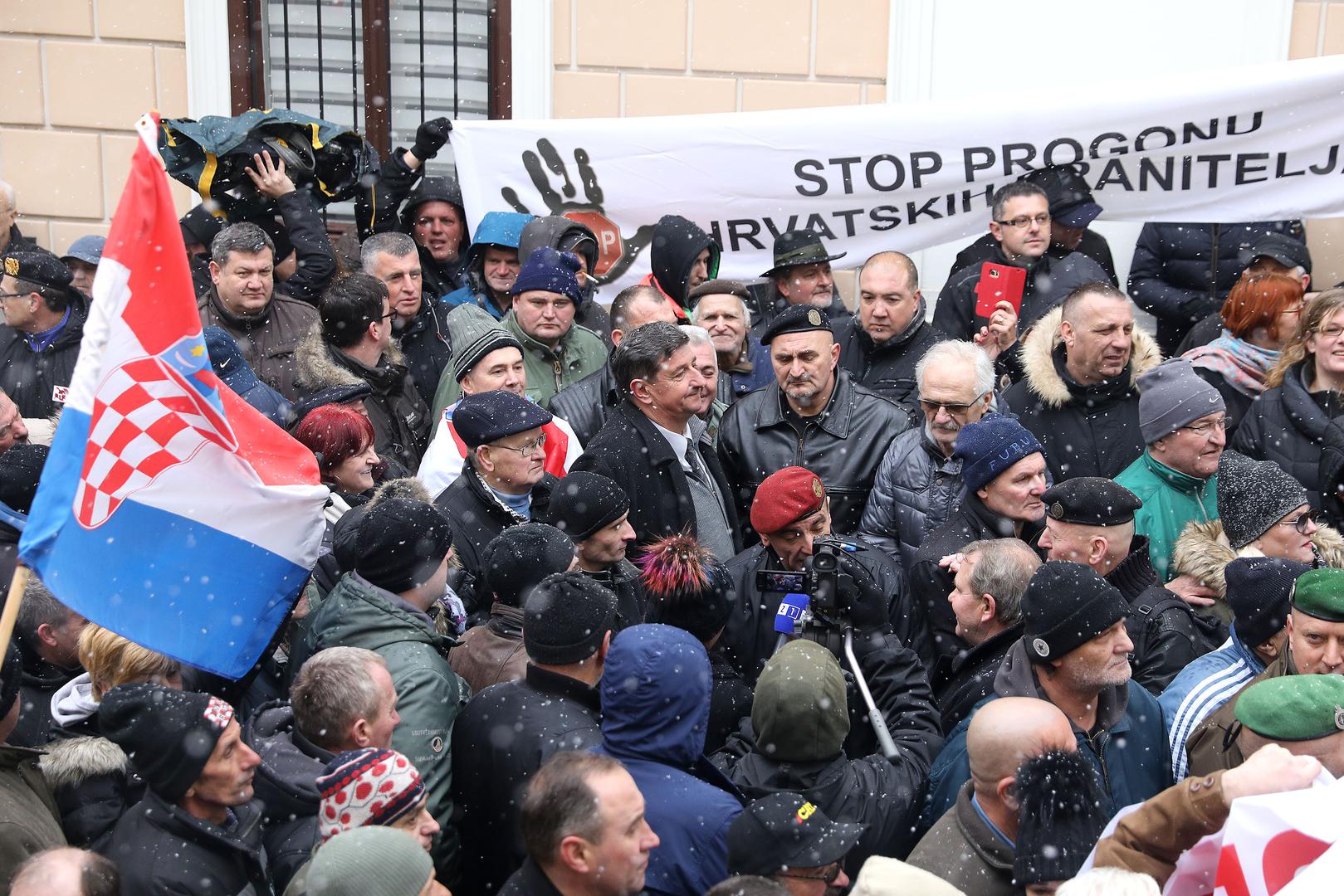 U blizini su bili i prosvjednici protiv Vučićevog posjeta koji su zbog policijske blokade stigli samo do Kamenitih vrata. 
