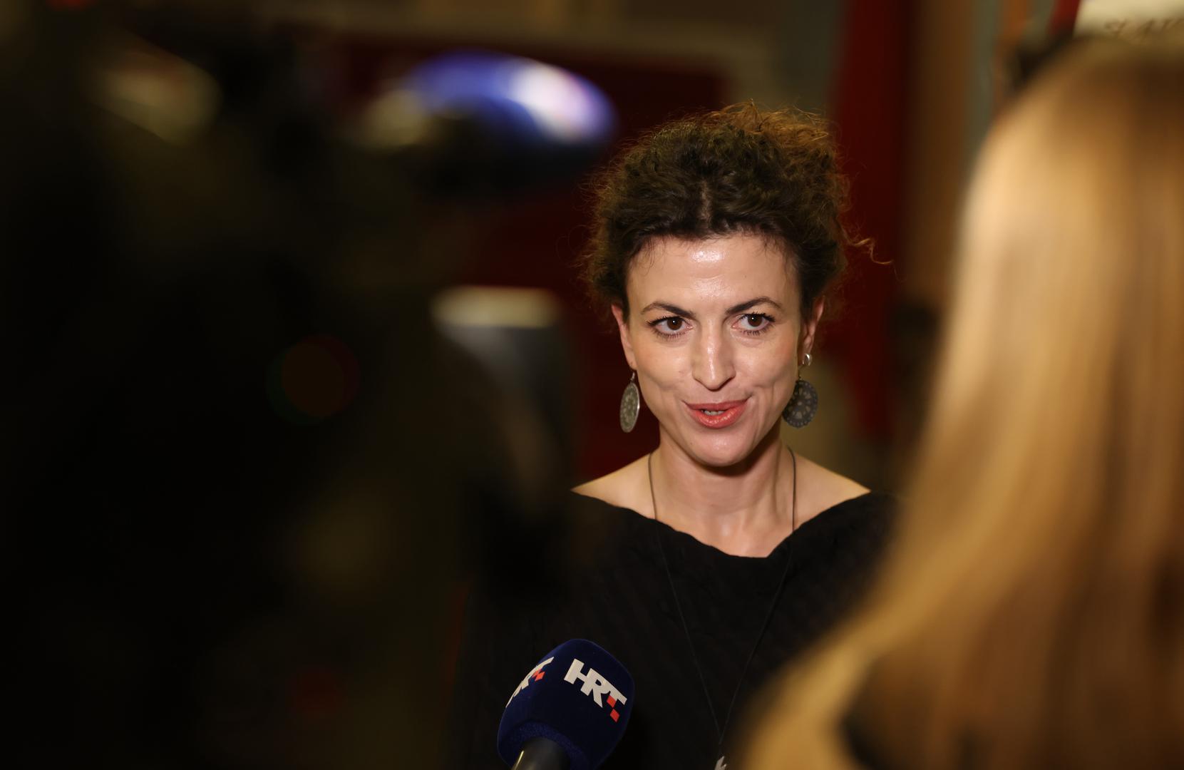Dekanica Umjetničke akademije u Splitu Miona Miliša istaknula je važnost dugogodišnje suradnje Akademije i HNK Split, istaknuvši kako studenti kroz ovakve projekte dobivaju priliku za izravno sudjelovanje u velikim kazališnim produkcijama