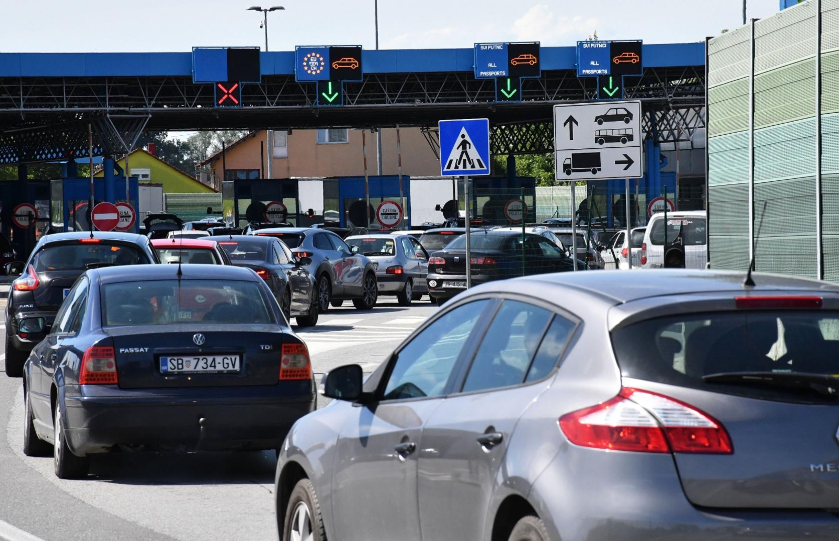 11.06.2020. Slavonski Brod - Na granicnom prijelazu s BiH u Slavonskom Brodu zbog pojacanog prometa vozila stvaraju se vece guzve. Vrijeme potrebno za prelazak granice tijekom dana se neprestano mijenja, a cekanja u oba smjera mogu biti i dulja od pola sata.
Photo: Ivica Galovic/PIXSELL