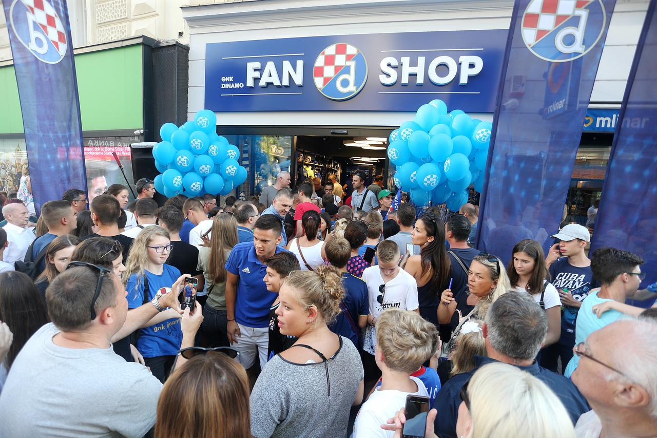Dinamovci ispred Fan shopa
