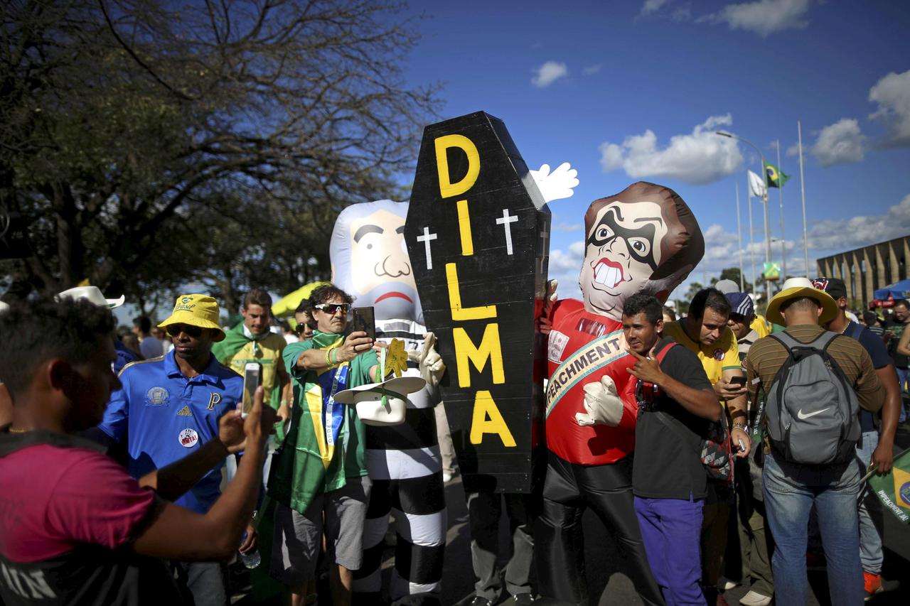 Brazilians demonstrate for the impeachment of President Dilma Rousseff with a mock coffin as the Lower House of Congress voted in Brasilia, Brazil April 17, 2016. REUTERS/Adriano Machado TPX IMAGES OF THE DAY     