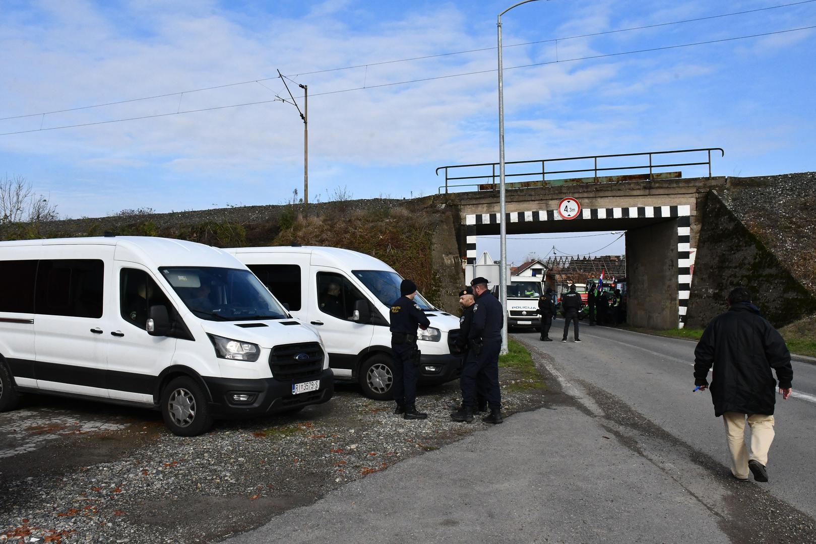 Predvode ih Stožer za obranu hrvatskog sela i nedavno osnovani Sindikat zaposlenih u poljoprivredi Slavonije i Baranje, koji su u srijedu organizirali izlazak seljaka na ceste, ali tada nisu blokirali prometnice. 