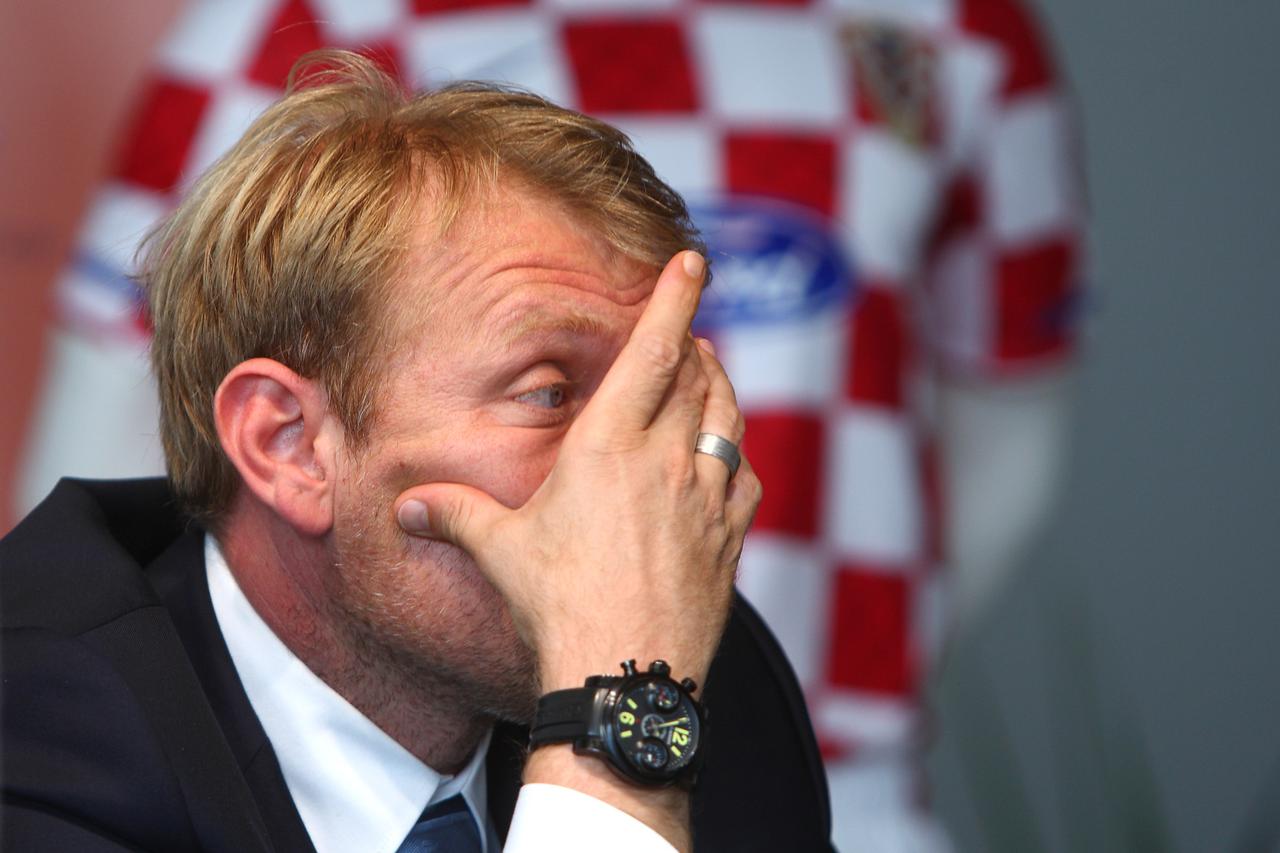 04.09.2010., Zagreb - U Fordovom prodajnom salonu u Ljubljanskoj aveniji 4 odrzana je press konferencija HNS-a i izbornika hrvatske nogometne reprezentacije - Slavena Bilica povodom sinocnje pobjede nad reprezentacijom Latvije. Robert Prosinecki Photo: Da