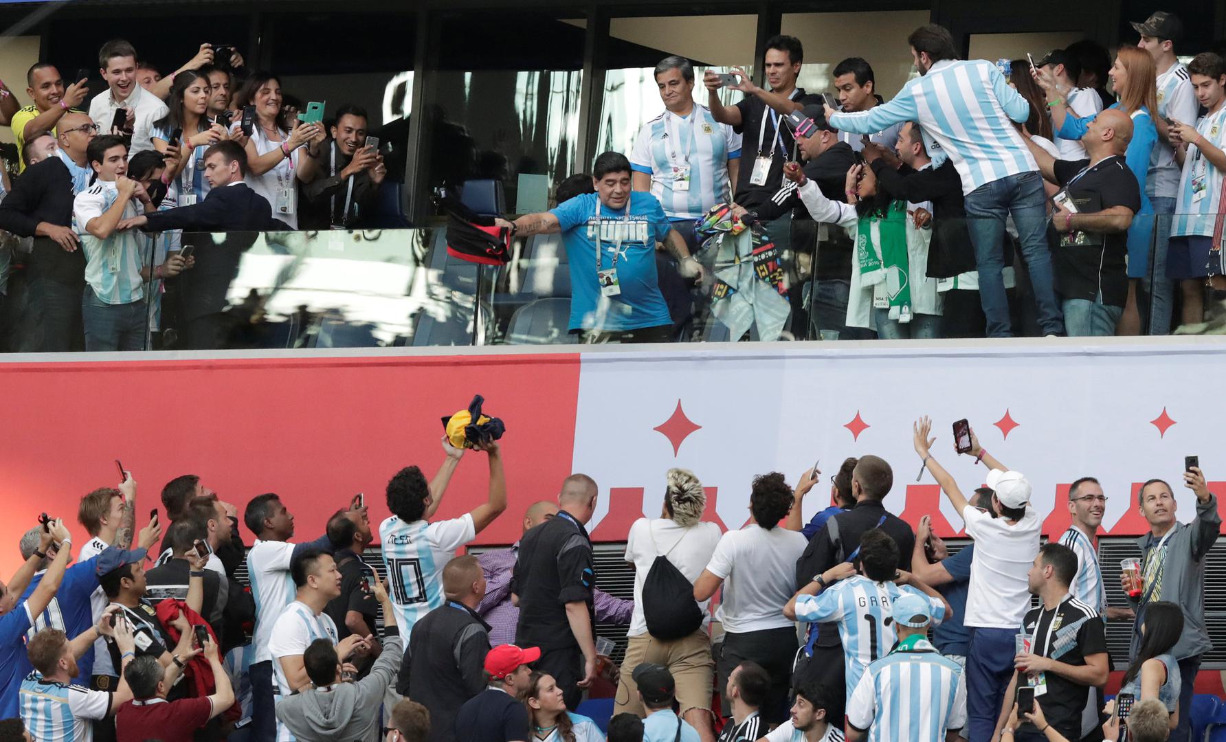 Tijekom utakmice Maradona je privlačio pozornost svojim ponašanjem na tribinama - kontaktirajući s navijačima, spavanjem u jednom trenutku...