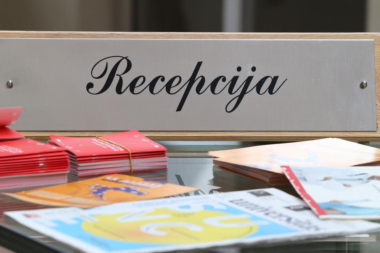 Plo?e s natpisima na Ekonomskom fakultetu u Splitu