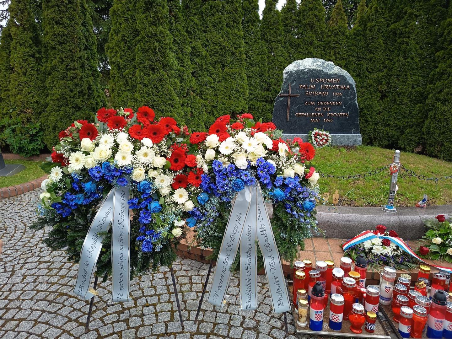 Vijenci kod hrvatskog spomenika