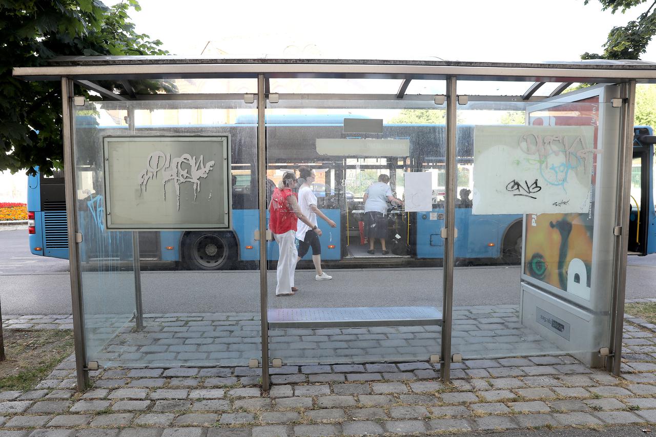 Zagreb: Putnici čekaju autobus na stajalištu na Kaptolu